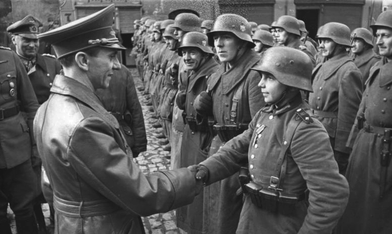 9. März 1945, Reichspropagandaminister Goebbels begrüßt in Lauban (Niederschlesien) den 16jährigen Willi Hübner