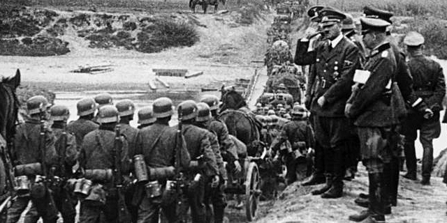 Vorbeimarsch von deutschen Truppen an Adolf Hitler (auf einer Böschung erhöht stehend und grüßend), September 1939